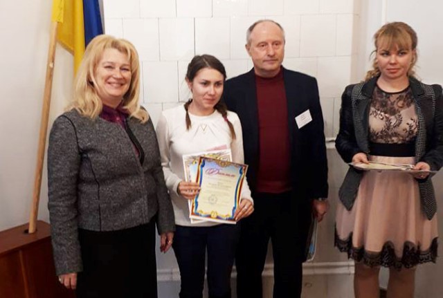 Студентка Божко Катерина з членами конкурсної комісії 